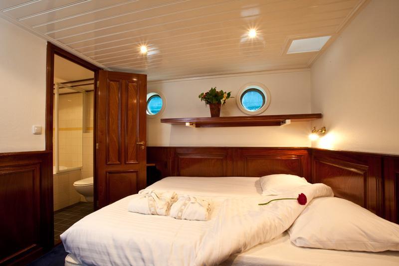 Boat Barkentijn Marjorie Botel 2*